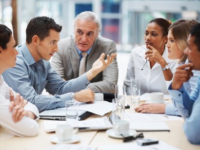 Trabajadores de una empresa durante una reunión de trabajo