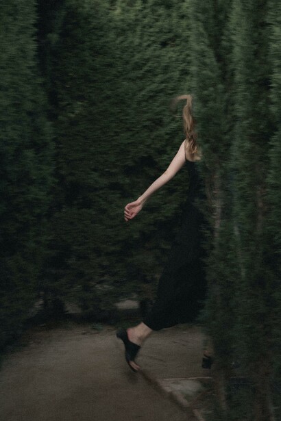 Labirinto. Donna percorre le vie del labirinto