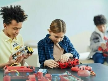 Estudantes trabalham em seu projeto. A aprendizagem baseada em projetos é outra estratégia eficaz das metodologias ativas. Nessa abordagem, os alunos são desafiados a desenvolver projetos que envolvem a resolução de problemas reais
