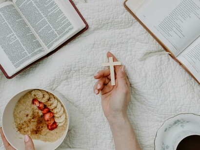 Do ponto de vista teológico, a melhor forma de não cometer pecado é alimentar a alma com as Escrituras Sagradas porque quanto mais buscamos o conhecimento sobre os textos bíblicos, mais conscientes somos de que a nossa natureza humana é pecaminosa e devemos lutar contra ela