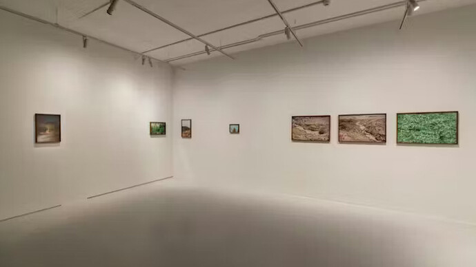 Artistes variés, we refuse_d, vue de l'exposition. Avec l'aimable autorisation de M HKA
