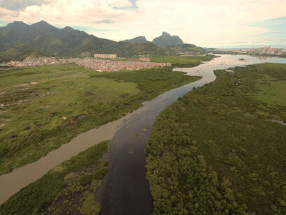 Rios e lagoas depósitos de esgoto, lixo e sedimentos