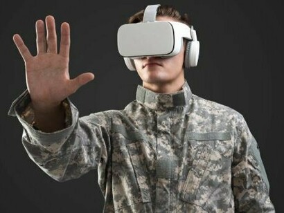 Soldado utilizando aparelho de realidade aumentada. Com os novos avanços em IA de menor custo, a China pode ampliar sua capacidade de produção e aplicação de sistemas militares autônomos. Isso representa não apenas um fortalecimento da sua segurança nacional, mas também a possibilidade de exportar tecnologia militar baseada em IA para parceiros estratégicos, o que pode redesenhar alianças geopolíticas em regiões sensíveis como a Ásia-Pacífico e a África