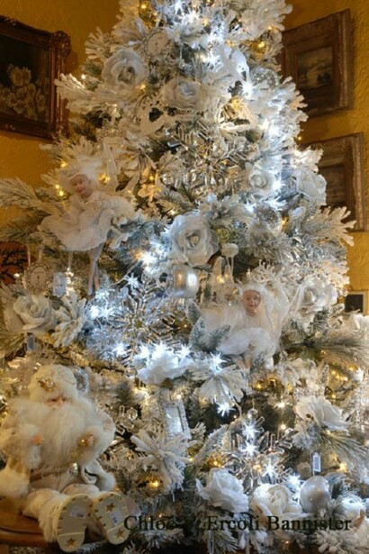Un albero di natale nei toni del ghiaccio