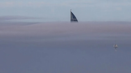Niebla cubre el puerto de Montevideo, Uruguay
