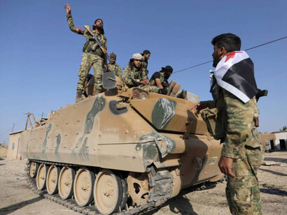 Soldados rebeldes sirios respaldados por Turquía en un camión militar en la aldea de Yabisa