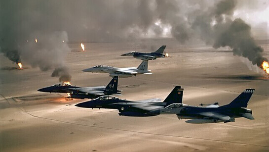 Des avions de l'US Air Force appartenant à la 4e escadre de chasse (F-16, F-15C et F-15E) survolent les incendies de puits de pétrole koweïtiens, allumés par l'armée irakienne en retraite lors de l'opération Tempête du désert en 1991