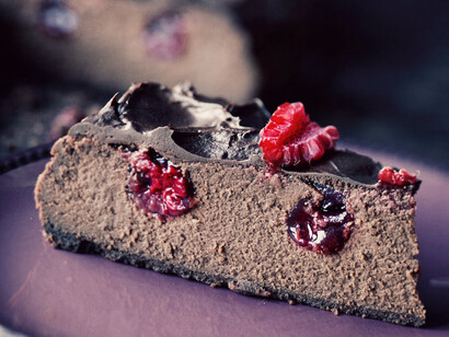 Chocolate Cheesecake with raspberry mousse© Kwestia smaku 
