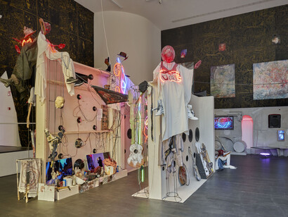 Joris Van de Moortel, Hell on earth, in search of Pur, Nur and Fur, vue d'exposition. Avec l'aimable autorisation de S.M.A.K