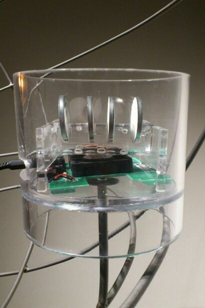 Evocazioni ataviche, 2011, installazione. Ferro, alluminio, legno, speaker, diffusore olfattivo, plexiglas, Mp3, amplificatore, cavo.