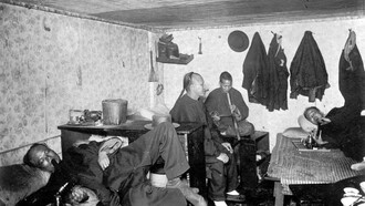 Fumadero de opio en una casa de huéspedes china en San Francisco (c. 1890)