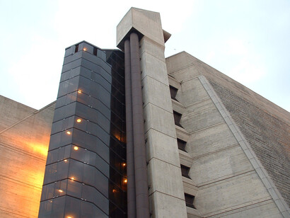 Harry Abend. Ángulo fotográfico del Teatro Teresa Carreño de Caracas donde se ven los elementos diseñados por el artista para el relieve de la parte derecha del edificio