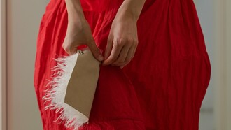 Maria Calderara #TOUCH SS 25. Gonna in taffetas tessuto con filo di metallo e con quadrato di peluche mobile su bottoni automatici