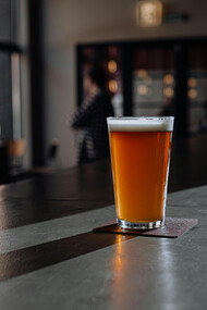 Descubra três cervejarias artesanais incríveis em São Paulo: Brass Brew na Casa das Caldeiras, Hocus Pocus em Pinheiros, e Dogma na Santa Cecília. Cada uma oferece uma experiência única com cervejas especiais que valem a pena provar