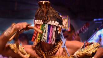 Questa foto è stata scattata durante il Festival Nazionale del Folklore di Olímpia in Brasile, foto di Marina Criscuolo. Oxumaré è il simbolo vivente del ciclo eterno della vita, della trasformazione e della rinascita