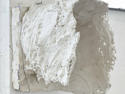 Thea Djordjadze,
Voiceless wailing (detail), 2009,
Plaster, wire, paint,
51 × 38 × 43 cm,
20 × 15 × 17 inches
© Thea Djordjadze / VG Bild-Kunst, Bonn 2023
Courtesy the artist and Sprüth Magers.
Photo: We Document Art