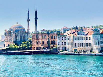 Vista della Moschea di Ortakoy dalla riva del Bosforo, Istanbul, Turchia