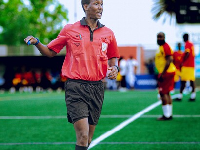 Faço uma ressalva aqui ao ex-árbitro, hoje presidente de arbitragem da FIFA, Pierluigi Collina, único árbitro da história a ser capa oficial de um jogo de futebol para videogame (PES 3 – 2003). Muitos jogadores afirmaram sobre sua maneira de arbitrar uma partida, com firmeza, seriedade e leveza. Segundo ele mesmo, havia sempre um tempo dedicado para estudar os times, maneira de jogo, táticas mais comuns e, ainda, estudar os principais jogadores, como jogavam, dribles, entre outros. Isso facilitava a boa condução da partida. A ponto de, na final da copa do mundo de 2002, ser cumprimentado pelos jogadores da Alemanha, que perderam a partida