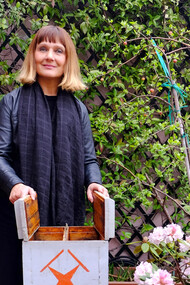 Claudia Zanfi con un'arnia sul terrazzo di casa