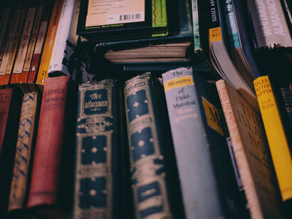 Libros de segunda mano apilados en una biblioteca de la Ciudad Condal en Cataluña, España