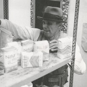 L’artiste lors du montage de l’œuvre en 1980. Staeck, Klaus; Steidl, Gerhard, Joseph Beuys: das
wirtschaftswertprinzip, 1990. Avec l'aimable autorisation du S.M.A.K.