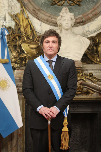 La figura polarizadora de Milei encarna un liderazgo enigmático, con un discurso económico complejo que ha simplificado para captar diversas audiencias