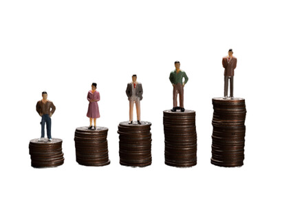 Une image illustrant le fossé croissant entre les privilégiés et les démunis, et l'urgence d'aborder les inégalités structurelles