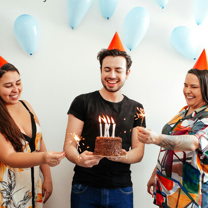 Aniversário com bolo brigadeiro. O bolo prestígio, com massa de chocolate, recheio de beijinho (doce de coco), e cobertura de brigadeiro e granulado