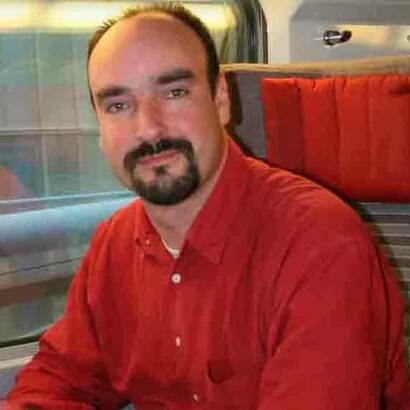 Mark Smith conosce e promuove la filosofia che oppone alla fretta di raggiungere la meta il piacere e la scoperta del viaggio