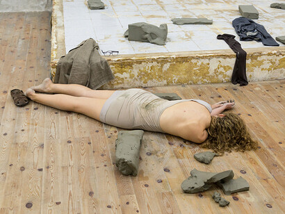 Virginia Zanetti, Studio quarto per l'estasi nel paesaggio/ Poggiare i piedi dentro l'anima, performance, Dino Morra arte contemporanea, Napoli, 2015, ph Danilo Donzelli