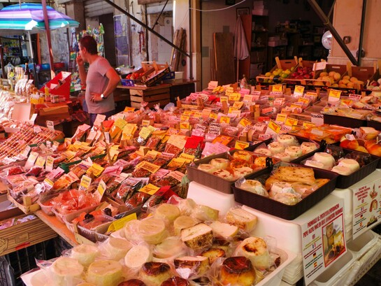 Esses cheiros influenciam como nos movemos e sentimos a cidade. Mercados, praças e feiras são projetados — muitas vezes de forma intuitiva — para atrair pessoas por meio de aromas, criando memórias afetivas ligadas ao espaço físico. Restaurantes e cafés exploram o mesmo princípio, utilizando cheiros para fidelizar clientes, evocando lembranças que vão muito além do gosto da comida