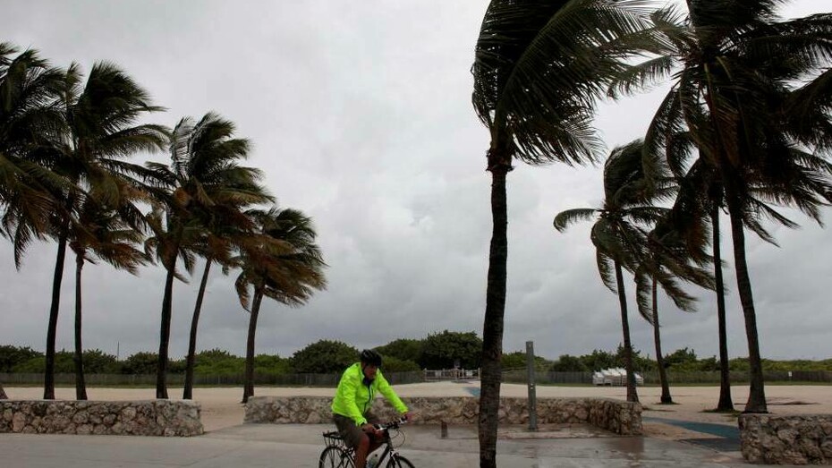 Un ciclista sufre las inclemencias de Matthew paseando por Miami 