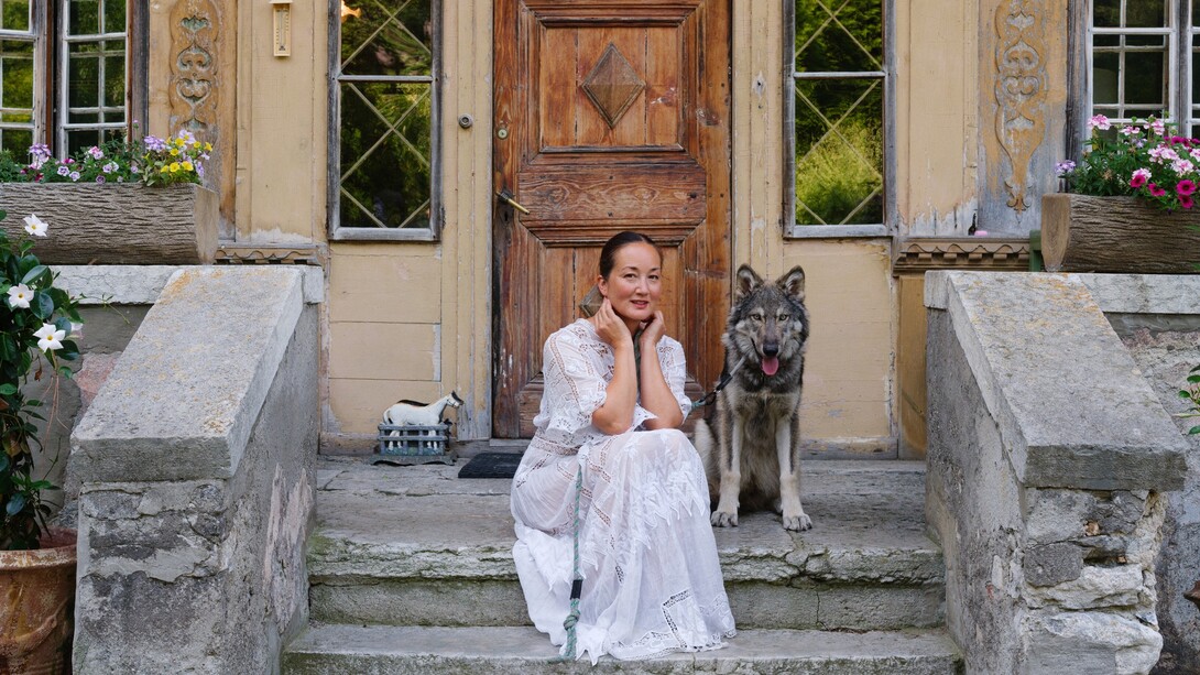 Harumi Klossowska de Rola davanti al suo Grand Chalet di Rossinière, nel canton Vaud (Svizzera)