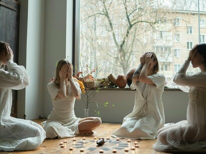 A sociedade atual vive a era de encruzilhadas — e não por acaso Hécate retorna ao centro dos altares. Entre o colapso ecológico, o esgotamento espiritual e a ascensão de novas violências simbólicas, o Sagrado Feminino ressurge como caminho e resistência. Ele convida à escuta da Terra, à reintegração do corpo como templo e à restauração de um poder que foi silenciado, mas nunca extinto

