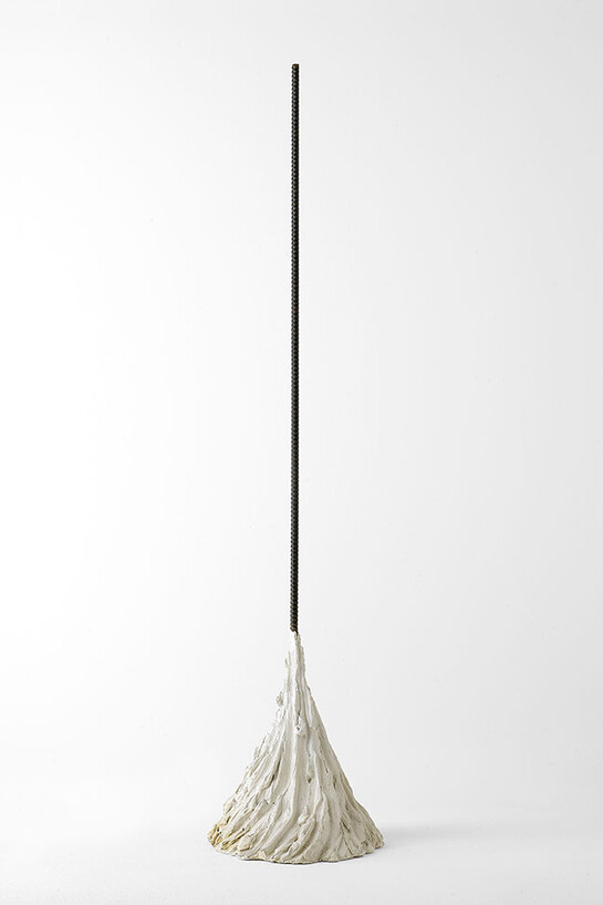 Paolo Icaro, Lassù : per un blu K., 1990, plaster , synthetic sponge  h. cm 206, (photo credit M.Sereni) Courtesy the artist and P420, Bologna