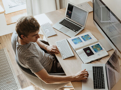 Os ambientes virtuais de aprendizagem (AVAs) são plataformas online em que os alunos podem acessar materiais didáticos, enviar trabalhos e participar de fóruns de discussão