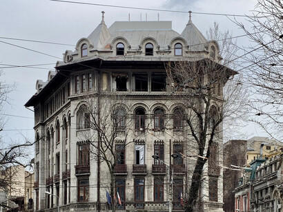 La ciudad que conoció Celan durante esos años y sus descripciones, de intensa belleza, nos dan noticia del universo cosmopolita, rebosante de cultura, que destilaba aquel Bucarest tras la conclusión de la guerra. Plaza C. A. Rosetti en Bucarest, Rumanía
