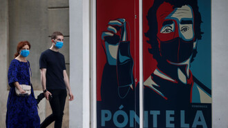 Un grafiti en que Fernando Simón insta al uso de la mascarilla, Barcelona, España