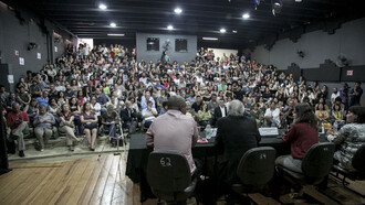 Prof. Boaventura de Sousa Santos, auf Stuhl 34 sitzend, während eines Vortrags an der Universität Brasilia, 2017