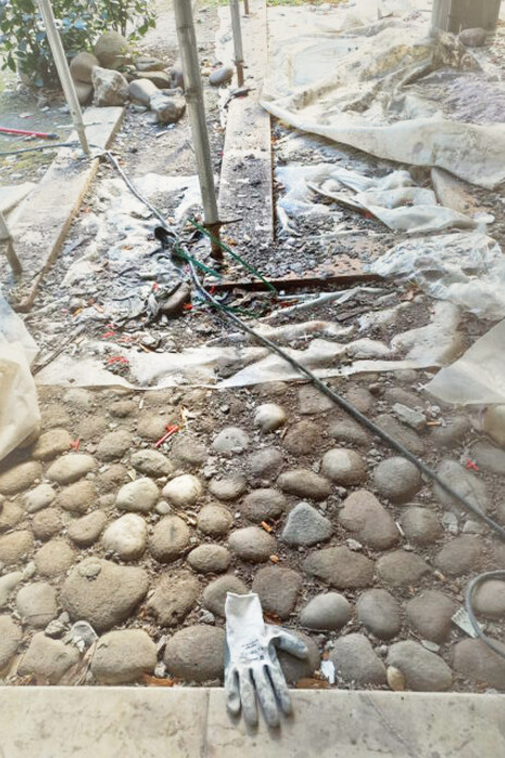 Frammenti di cemento ben radicati al suolo, brandelli di plastica, cicche di sigarette
