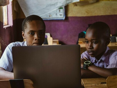 Deux écoliers africains étudiant ensemble dans une salle de classe, illustrant le rôle de l'éducation dans la construction de l'identité