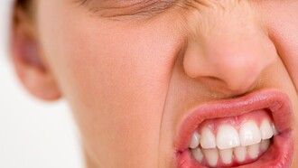 Mujer apretando los dientes