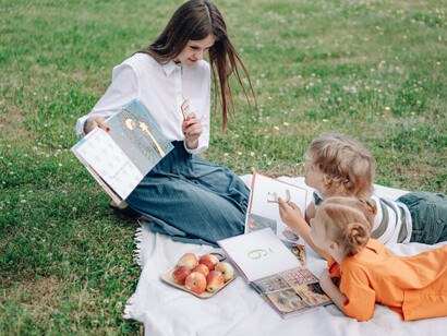Insegnante con bambini mentre studiano all'aria aperta