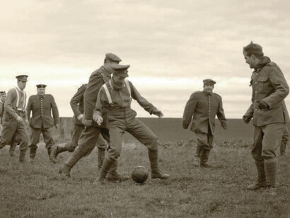 Recreación moderna de un partido de fútbol entre soldados enemigos en la Navidad de 21914