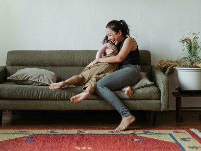 Famiglia, una mamma gioca con sua figlia. Famiglia: dalla definizione classica all'interpretazione contemporanea