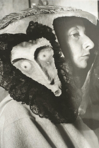 Kati Horna, Remedios Varo, Mexico, 1957, Tirage gélatino-argentique, 25,3 x 20,3 cm, Collection particulière, © 2005 Ana María Norah Horna y Fernández