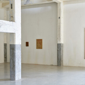 Various artists, Threads of being: textiles, time and transformation, exhibition view. Courtesy of Axel Vervoordt Gallery