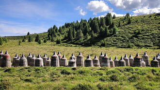 I denti di drago ben visibili sul Pian dei Morti (Curon Venosta, Bolzano)