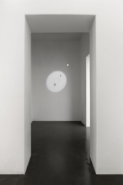 Urs Fischer, Gänseeier Eclipse,
2001-2002,
two goose or chicken eggs, nylon filament, glue, theatre spotlight,
dimensions variable,
edition 1 of 2 + a/p, Copyright the artist, courtesy Sadie Coles, HQ, London