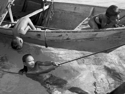 Pierre de Vallombreuse, Enfants Badjao. Borneo, mer des Célèbes (Badjao children. Borneo, Celebes sea), Courtesy Galerie Argentic © Pierre de Vallombreuse